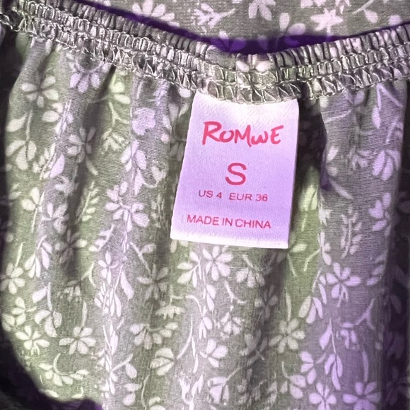 Cute flower shirt 🌸 - Picture 5 of 6